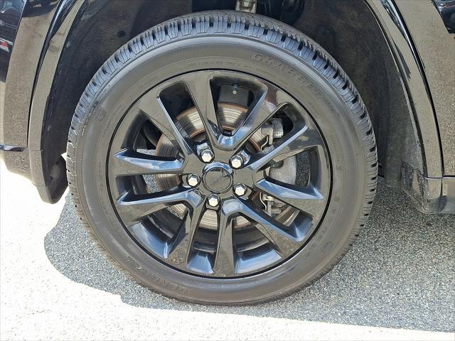 Photo of 2021 Diamond Black Crystal Pearlcoat Jeep Grand Cherokee