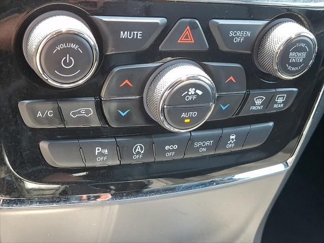 Photo of 2021 Diamond Black Crystal Pearlcoat Jeep Grand Cherokee
