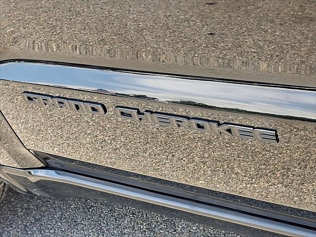 Photo of 2021 Diamond Black Crystal Pearlcoat Jeep Grand Cherokee