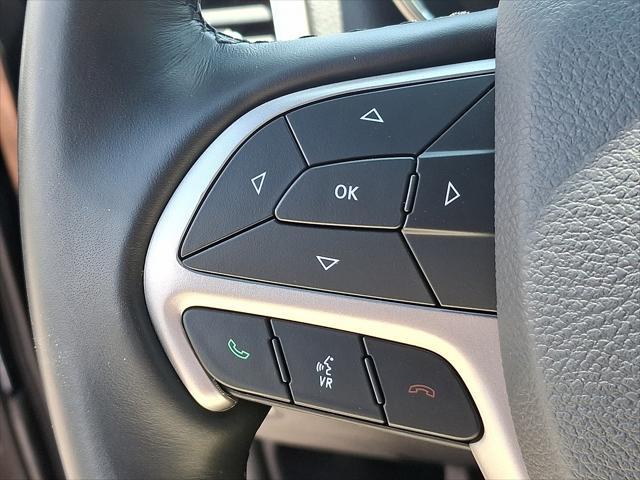 Photo of 2021 Diamond Black Crystal Pearlcoat Jeep Grand Cherokee