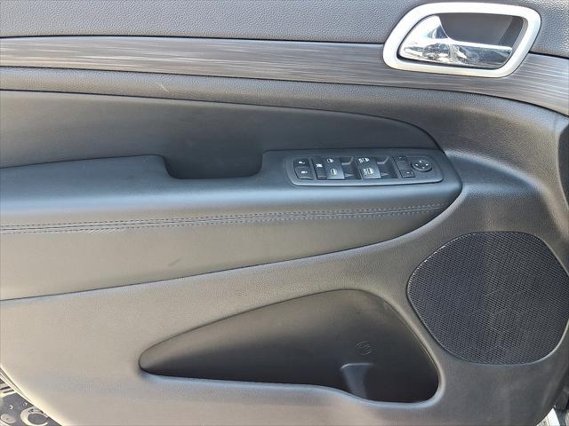 Photo of 2021 Diamond Black Crystal Pearlcoat Jeep Grand Cherokee