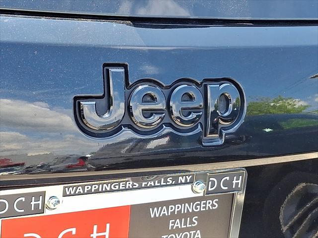 Photo of 2021 Diamond Black Crystal Pearlcoat Jeep Grand Cherokee