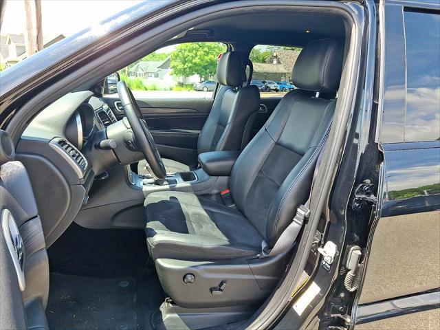 Photo of 2021 Diamond Black Crystal Pearlcoat Jeep Grand Cherokee
