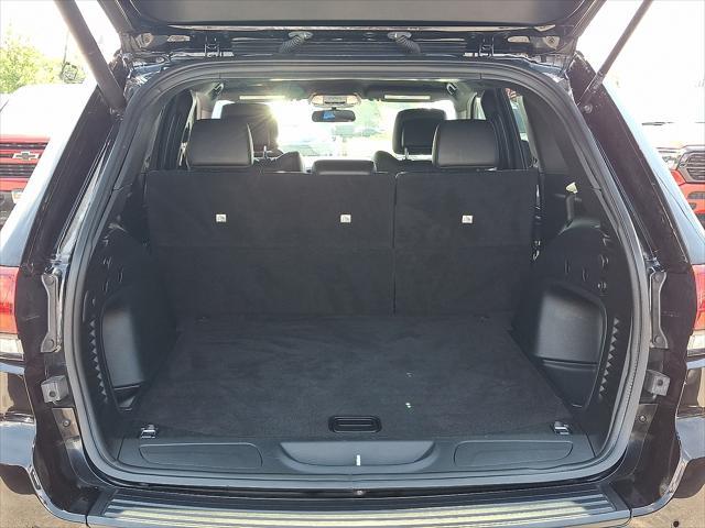 Photo of 2021 Diamond Black Crystal Pearlcoat Jeep Grand Cherokee