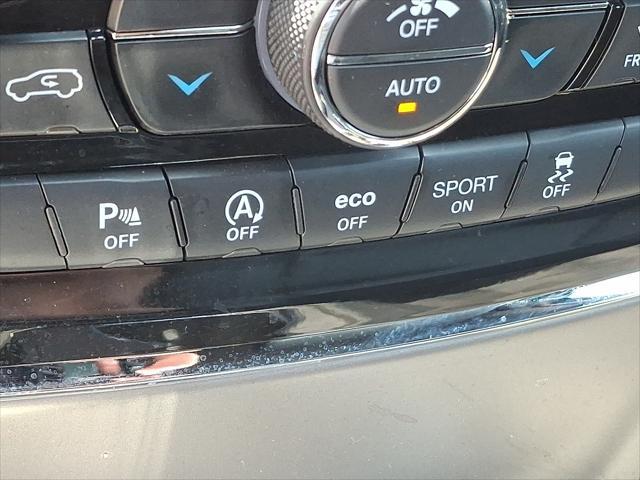 Photo of 2021 Diamond Black Crystal Pearlcoat Jeep Grand Cherokee