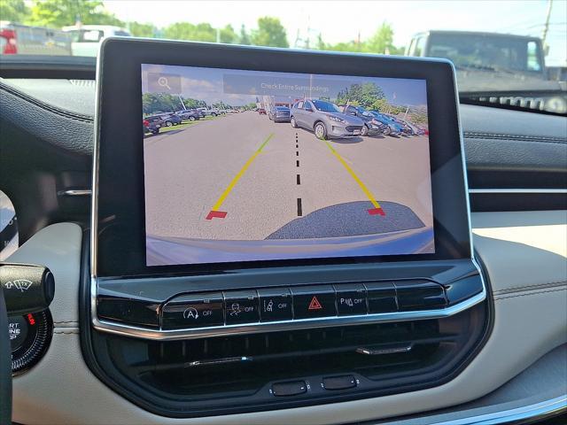 Photo of 2024 Diamond Black Crystal Pearlcoat Jeep Compass