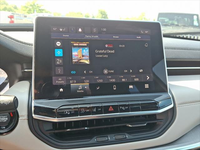 Photo of 2024 Diamond Black Crystal Pearlcoat Jeep Compass