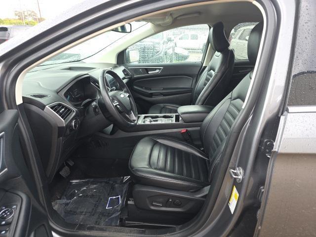 Photo of 2024 Gray Metallic Ford Edge