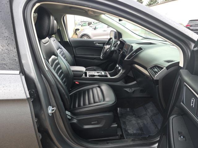 Photo of 2024 Gray Metallic Ford Edge