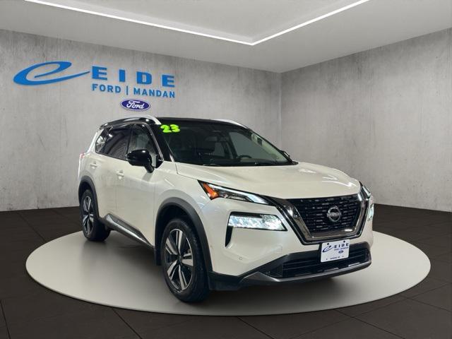 Photo of 2023 Pearl White Tricoat/Super Black Nissan Rogue