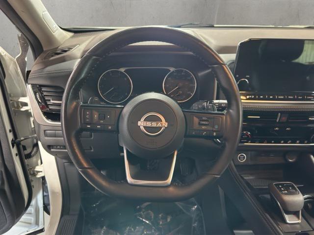 Photo of 2023 Pearl White Tricoat/Super Black Nissan Rogue