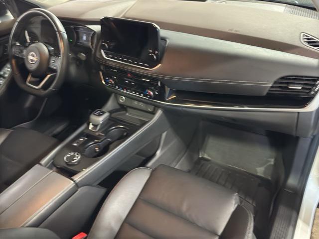 Photo of 2023 Pearl White Tricoat/Super Black Nissan Rogue
