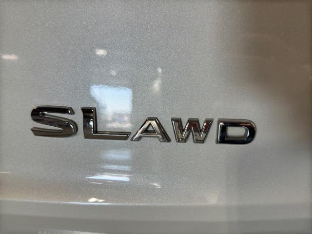 Photo of 2023 Pearl White Tricoat/Super Black Nissan Rogue