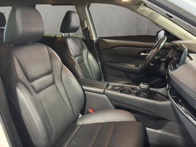 Photo of 2023 Pearl White Tricoat/Super Black Nissan Rogue