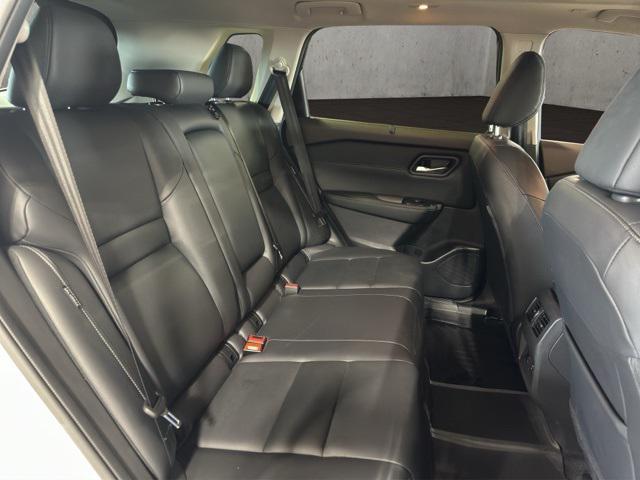 Photo of 2023 Pearl White Tricoat/Super Black Nissan Rogue