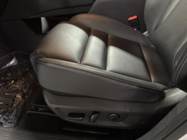 Photo of 2023 Pearl White Tricoat/Super Black Nissan Rogue