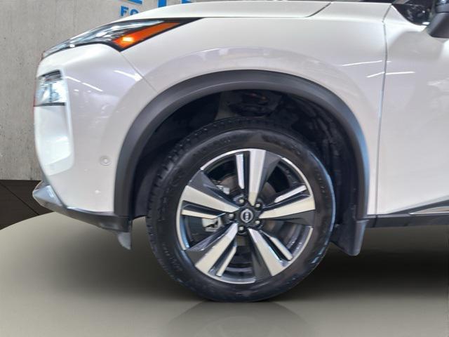 Photo of 2023 Pearl White Tricoat/Super Black Nissan Rogue