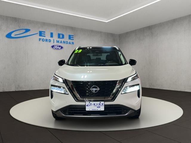 Photo of 2023 Pearl White Tricoat/Super Black Nissan Rogue