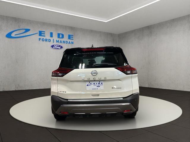 Photo of 2023 Pearl White Tricoat/Super Black Nissan Rogue