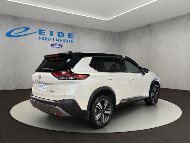 Photo of 2023 Pearl White Tricoat/Super Black Nissan Rogue