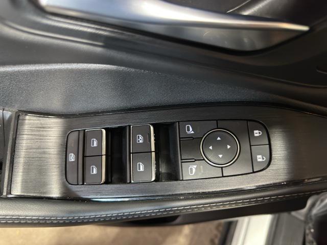 Photo of 2023 Pearl White Tricoat/Super Black Nissan Rogue