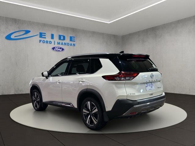Photo of 2023 Pearl White Tricoat/Super Black Nissan Rogue