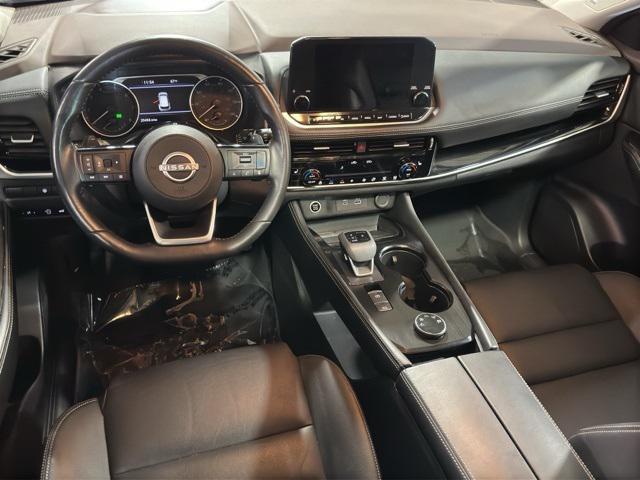 Photo of 2023 Pearl White Tricoat/Super Black Nissan Rogue