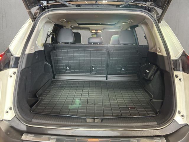 Photo of 2023 Pearl White Tricoat/Super Black Nissan Rogue
