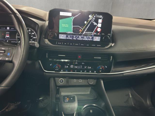 Photo of 2023 Pearl White Tricoat/Super Black Nissan Rogue