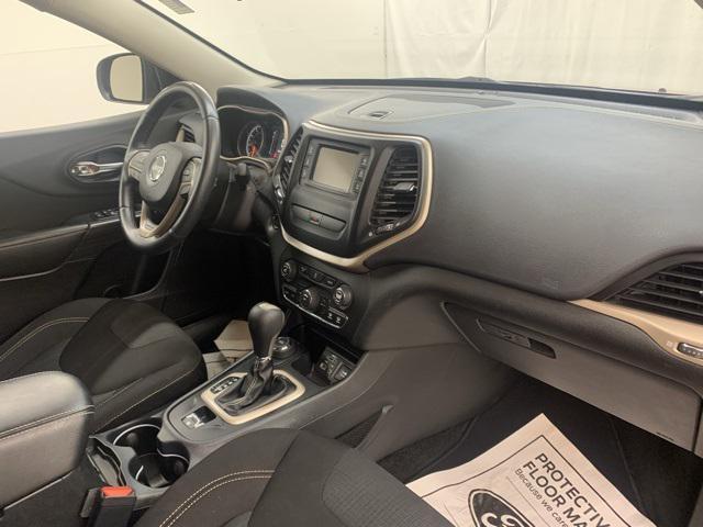 Photo of 2016 Deep Cherry Red Crystal Pearlcoat Jeep Cherokee
