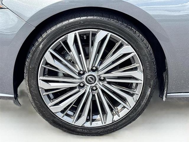Photo of 2023 Gun Metallic Nissan Altima