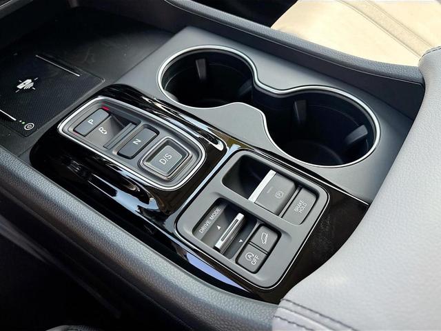 Photo of 2025 Lunar Silver Metallic Honda Pilot