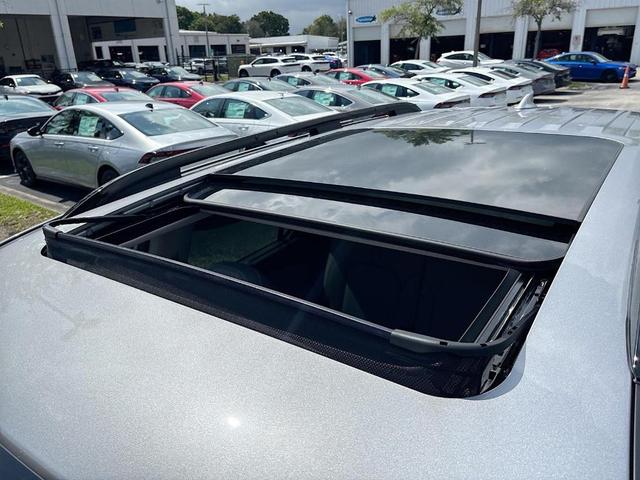 Photo of 2025 Lunar Silver Metallic Honda Pilot
