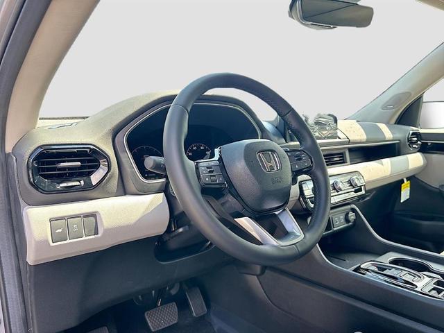 Photo of 2025 Lunar Silver Metallic Honda Pilot