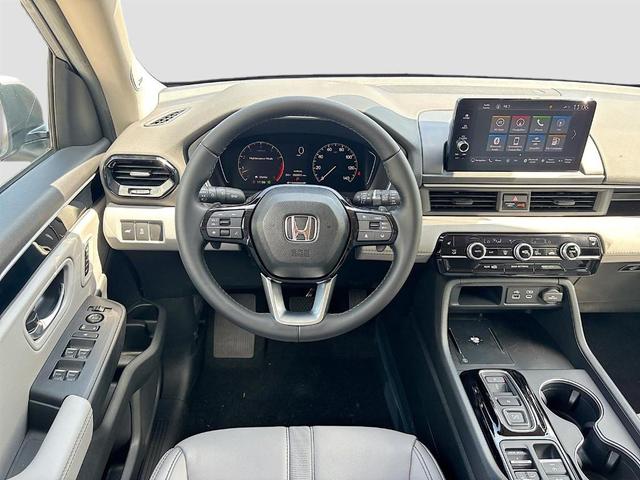 Photo of 2025 Lunar Silver Metallic Honda Pilot