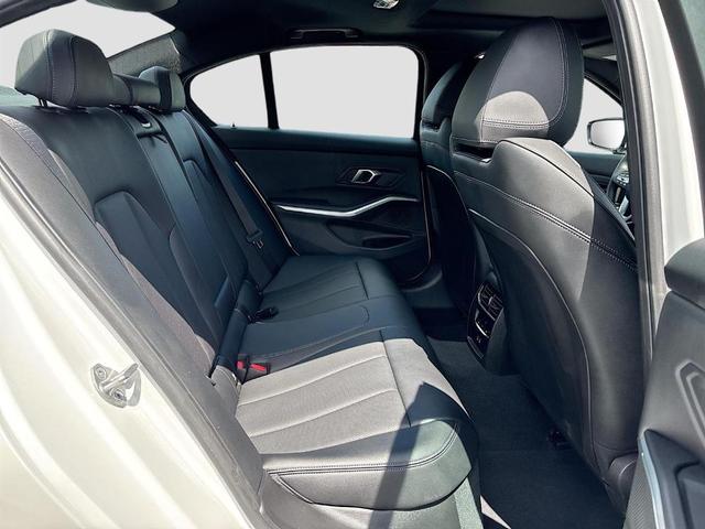 Photo of 2024 Alpine White BMW 330
