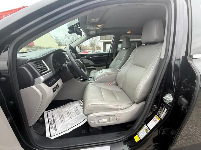 Photo of 2016 Midnight Black Metallic Toyota Highlander Hybrid