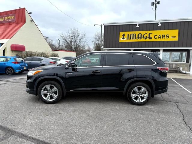 Photo of 2016 Midnight Black Metallic Toyota Highlander Hybrid