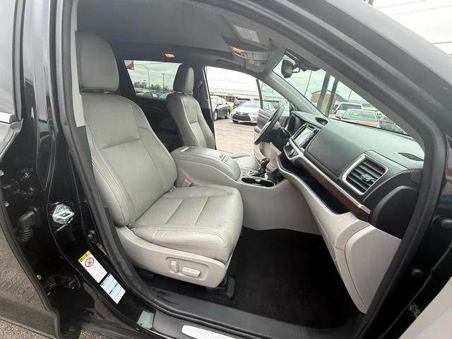 Photo of 2016 Midnight Black Metallic Toyota Highlander Hybrid
