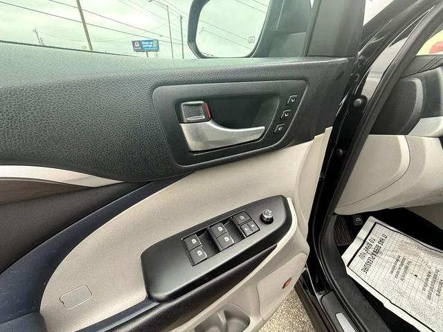 Photo of 2016 Midnight Black Metallic Toyota Highlander Hybrid