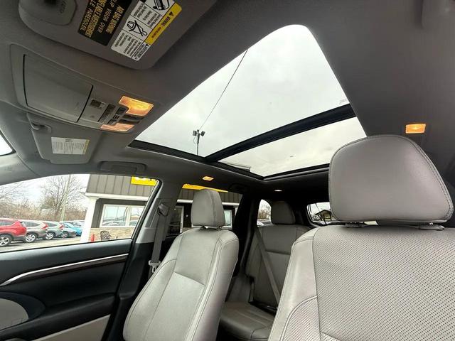 Photo of 2016 Midnight Black Metallic Toyota Highlander Hybrid