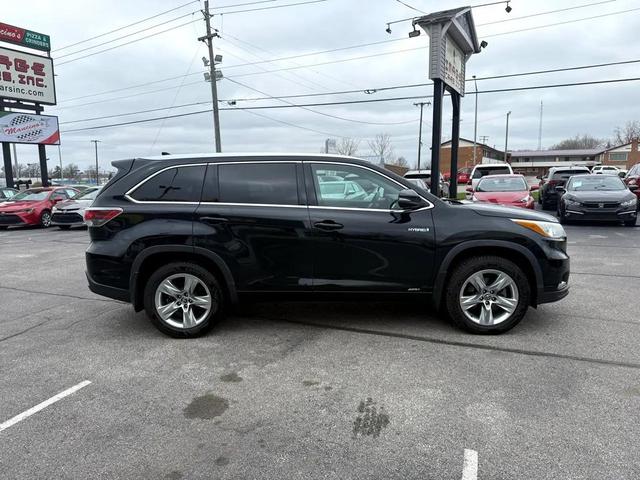 Photo of 2016 Midnight Black Metallic Toyota Highlander Hybrid
