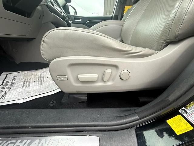 Photo of 2016 Midnight Black Metallic Toyota Highlander Hybrid