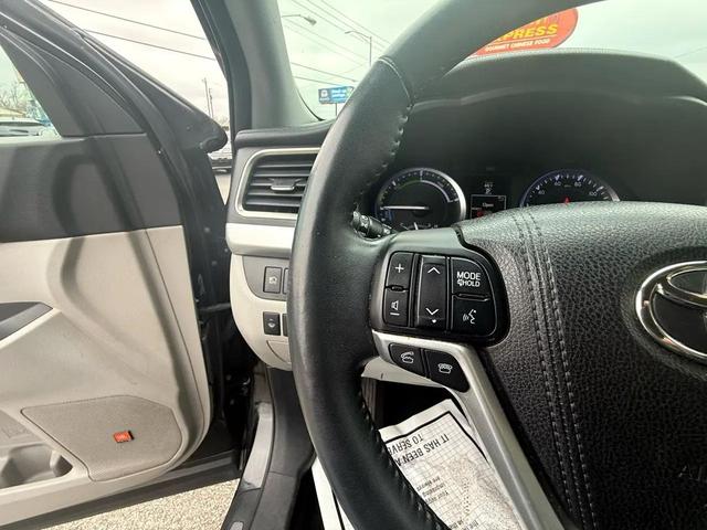 Photo of 2016 Midnight Black Metallic Toyota Highlander Hybrid