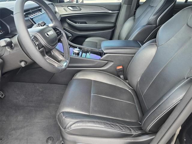 Photo of 2023 Diamond Black Crystal Pearlcoat Jeep Grand Cherokee 4xe