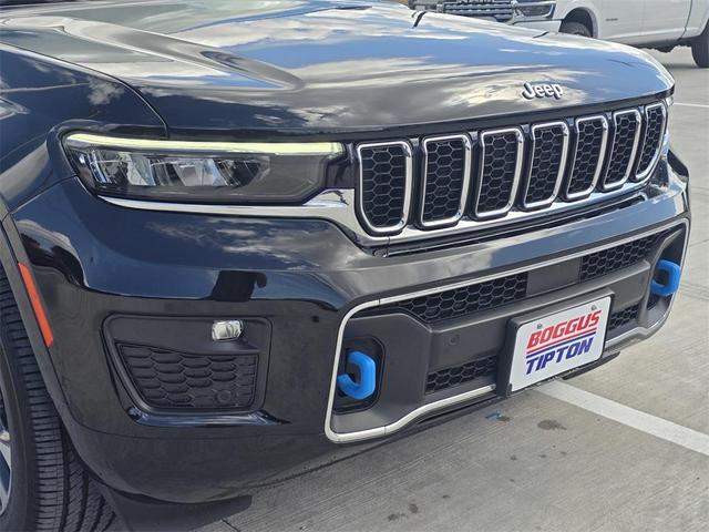 Photo of 2023 Diamond Black Crystal Pearlcoat Jeep Grand Cherokee 4xe
