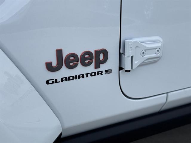 Photo of 2025 Bright White Clearcoat Jeep Gladiator