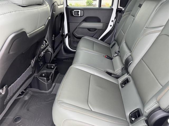 Photo of 2025 Bright White Clearcoat Jeep Gladiator