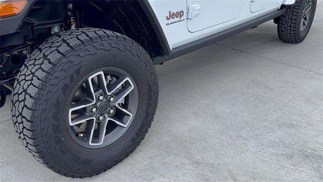 Photo of 2025 Bright White Clearcoat Jeep Gladiator
