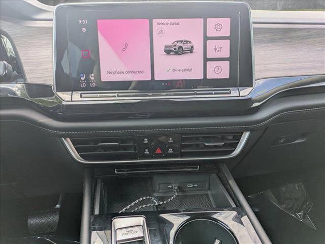 Photo of 2024 Silver Mist Metallic Volkswagen Atlas